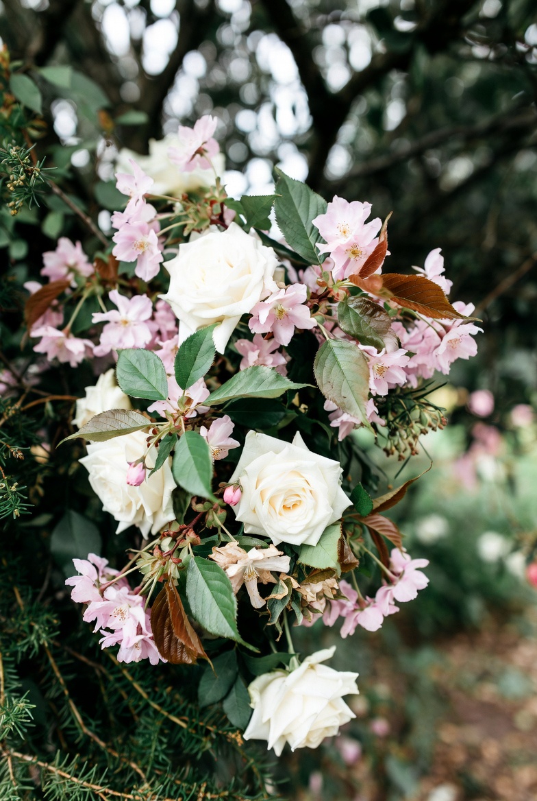 bruisboeket roze rozen natuurlijk rood groen Vrij, natuurlijk en zacht. Ideaal voor buitenbruiloften en informele settings.