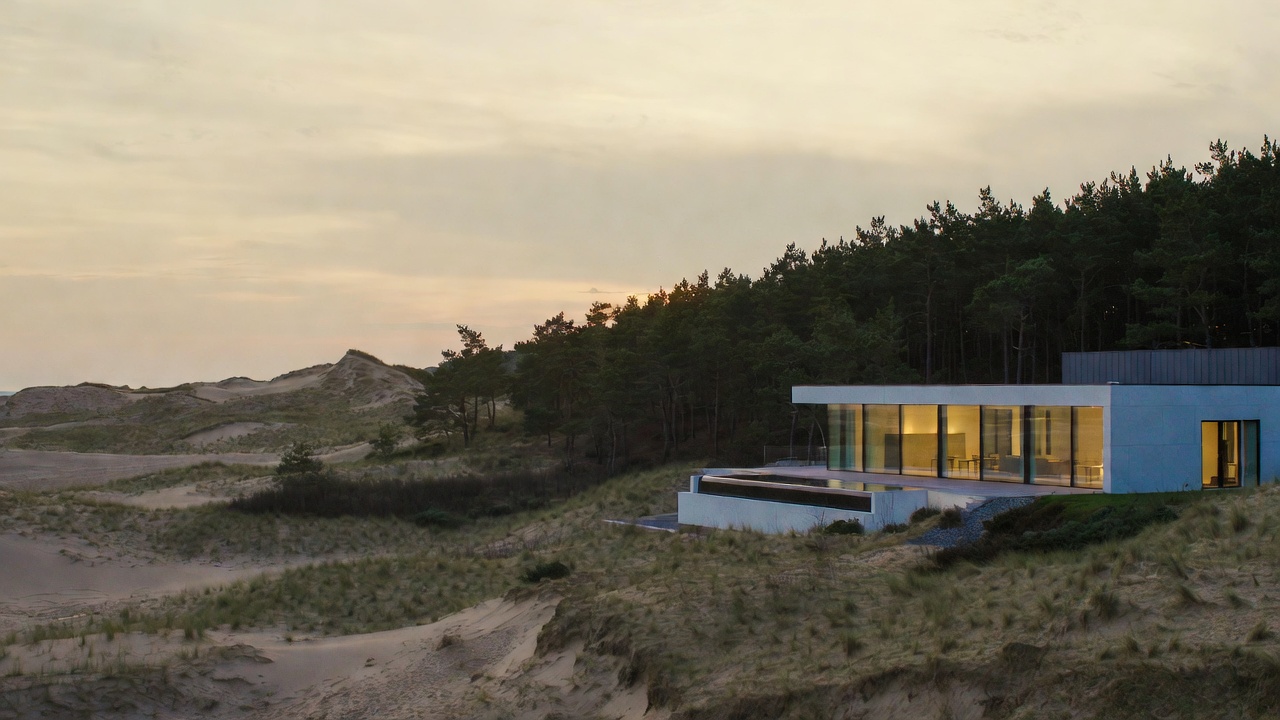 PureAgma SYNERGY serene private retreat locatie in de duinen bij zonsondergang